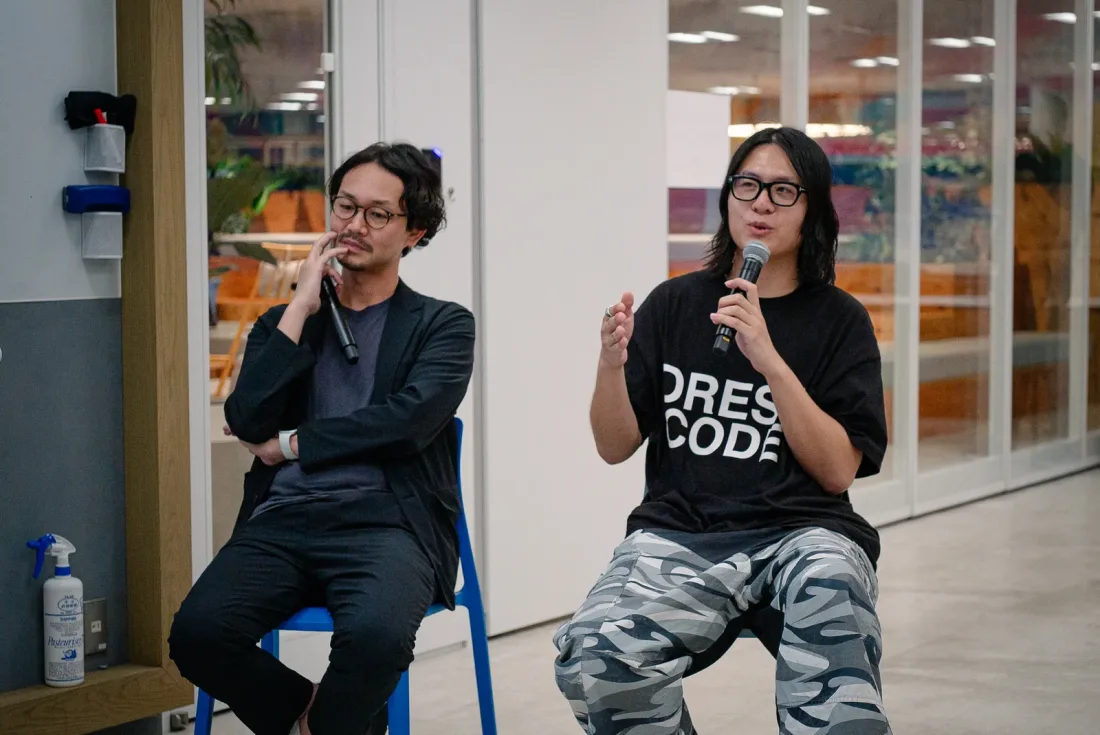 Speakers discussing at an LR event